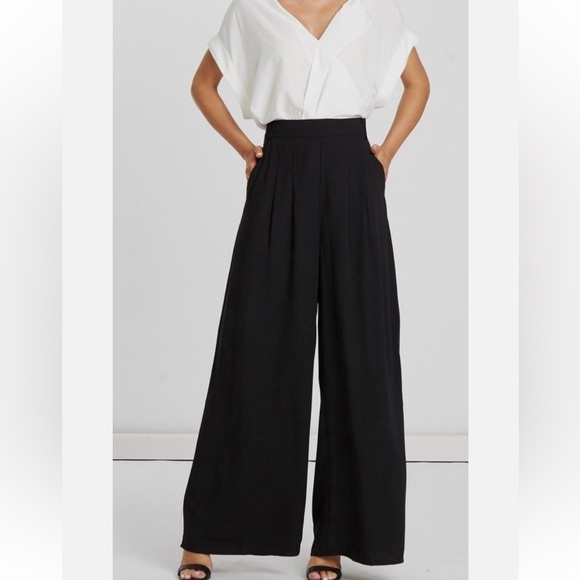 Carmen Marc Valvo Pants - CARMEN MARC VALVO Black Wide Leg pants size 8